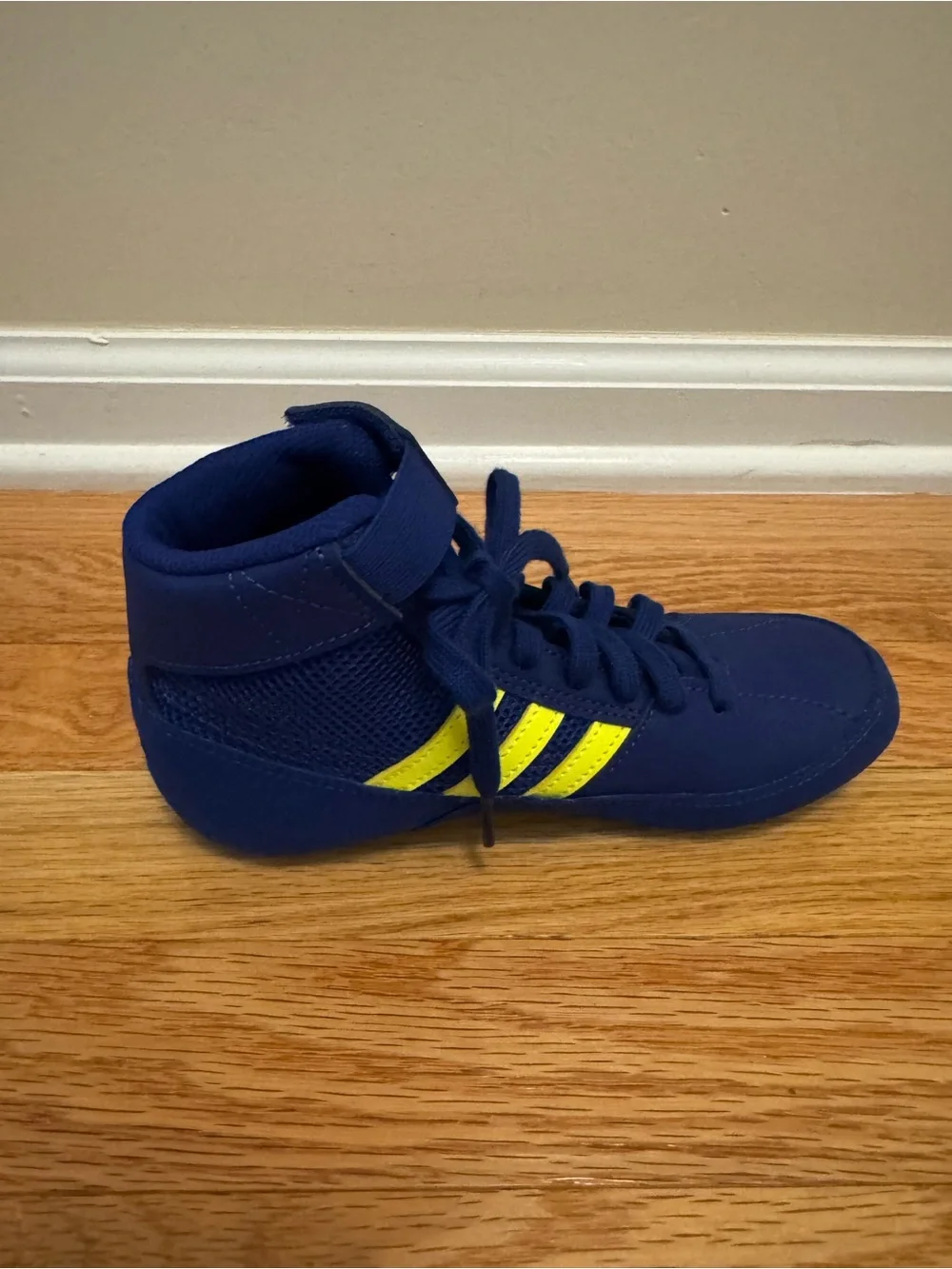 Adidas Kids HVC 2 wrestling shoes - size 2